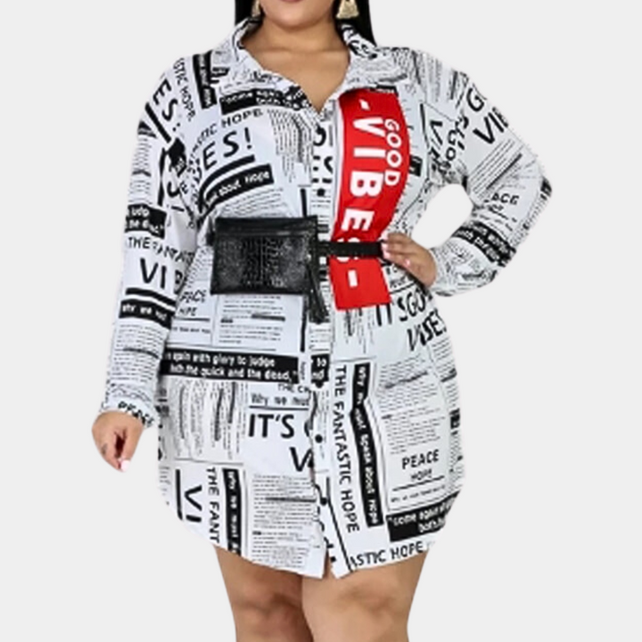 Plus size damesjurk met krantenprint, zwart-wit met rode accenten, lange mouwen, knoopsluiting, trendy mode, casual stijl, comfortabele pasvorm.