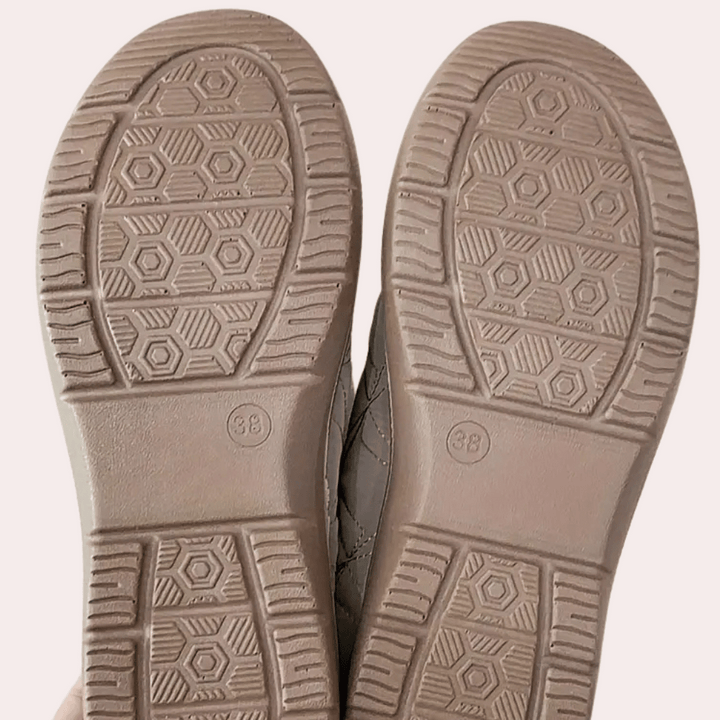 Twee bruine rubberen schoenzolen met zeshoekig patroon en maat 38, ideaal voor stevige grip en duurzaamheid. Perfect voor dagelijks gebruik.