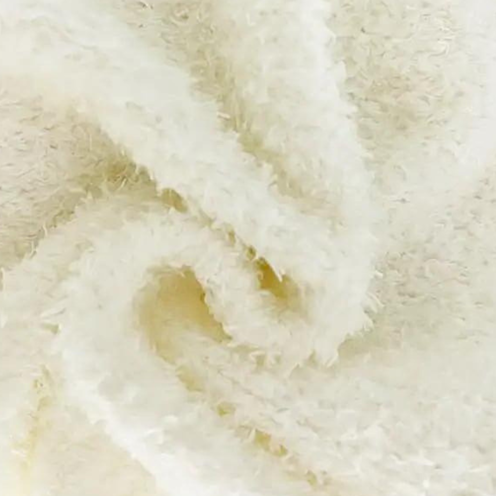 Zachte witte badstof handdoek close-up, textuur en vezels zichtbaar. Perfect voor badkamer, spa, wellness. Hoogwaardige katoenen handdoek.