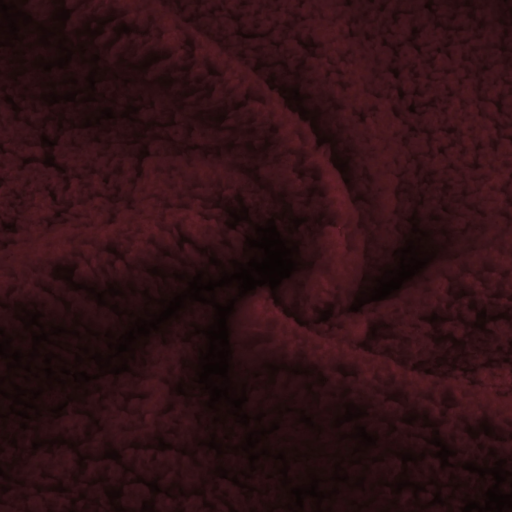 Donkerrode fleece stof textuur, close-up. Zachte, pluizige stof ideaal voor warme kleding en dekens. Perfect voor wintermode en interieurdecoratie.