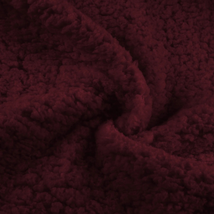 Donkerrode fleece stof textuur, close-up. Zachte, pluizige stof ideaal voor warme kleding en dekens. Perfect voor wintermode en interieurdecoratie.
