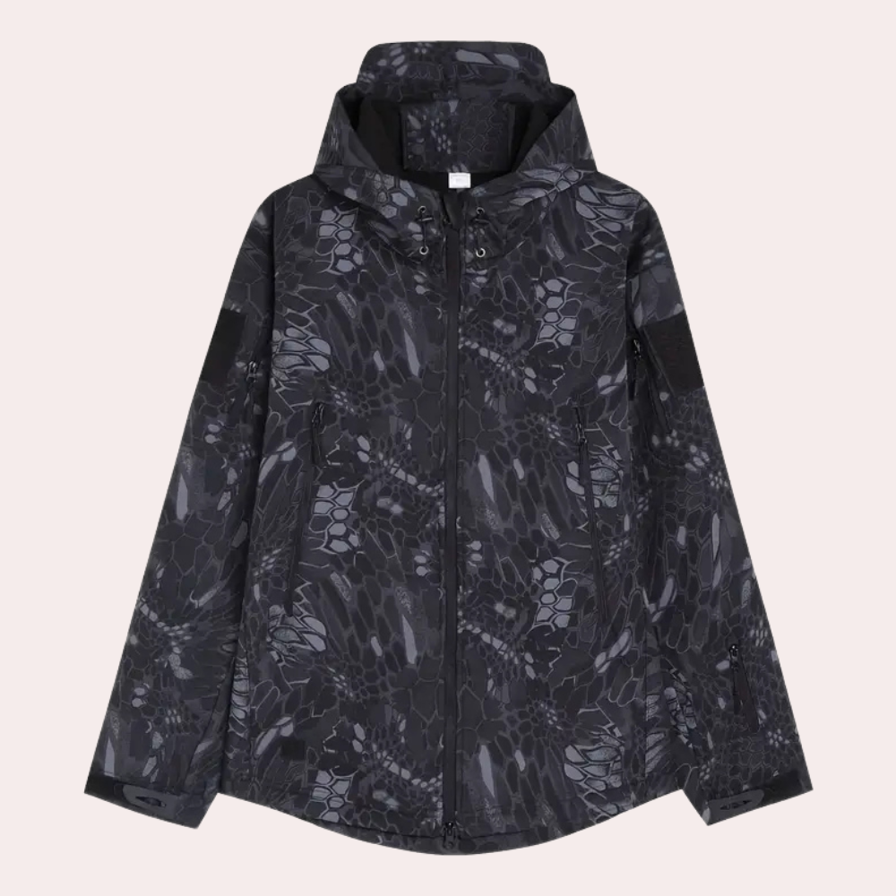 Zwarte camouflage regenjas met capuchon, waterdicht, unisex design, ideaal voor outdoor activiteiten, modieuze en functionele jas.