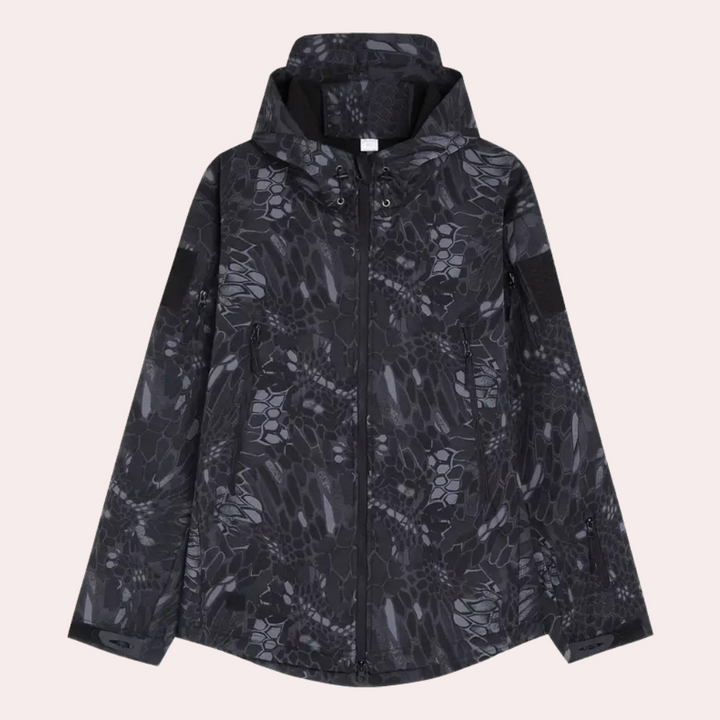 Zwarte camouflage regenjas met capuchon, waterdicht, unisex design, ideaal voor outdoor activiteiten, modieuze en functionele jas.