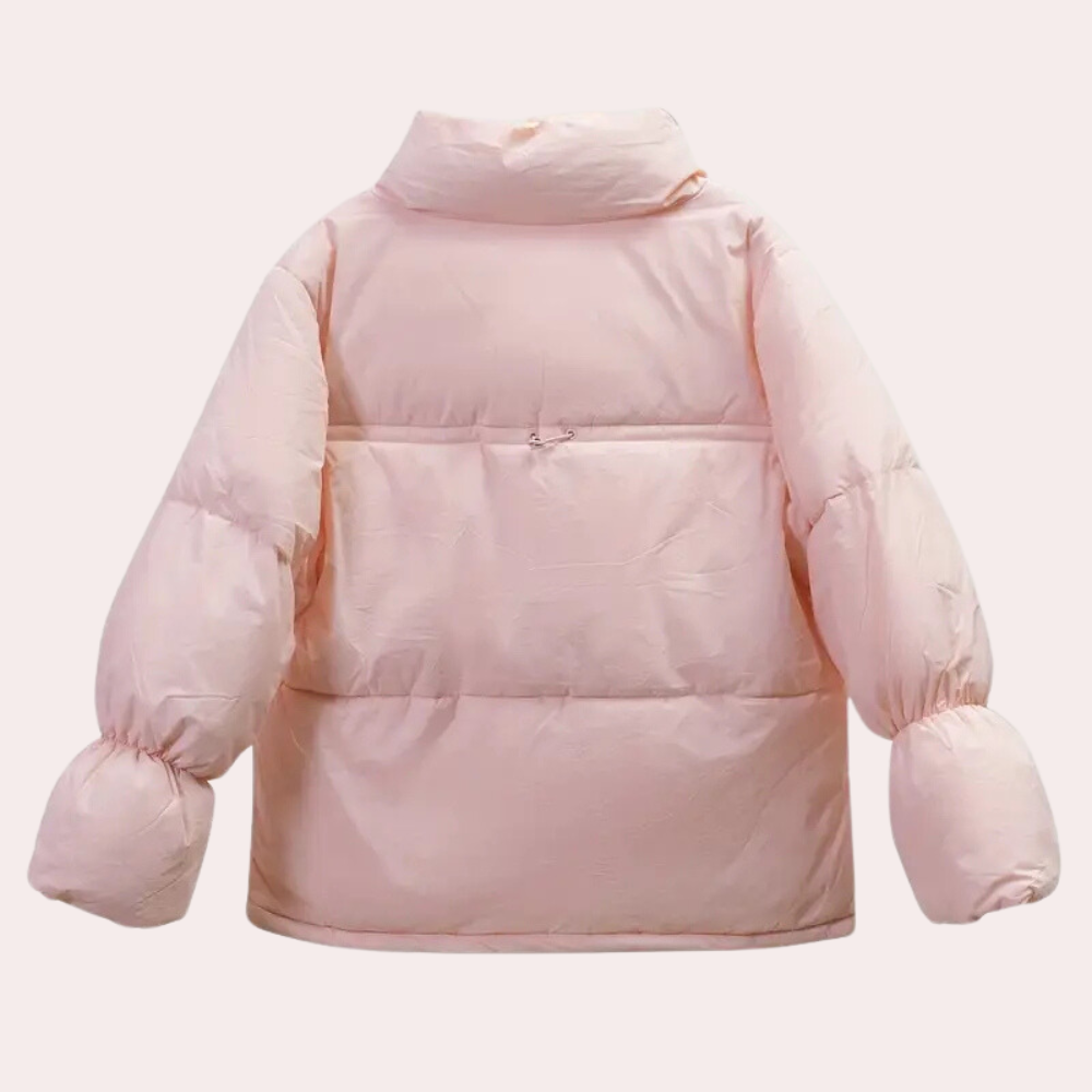 Roze gewatteerde winterjas voor dames, met hoge kraag en lange mouwen. Ideaal voor koude seizoenen. Stijlvol en warm ontwerp.