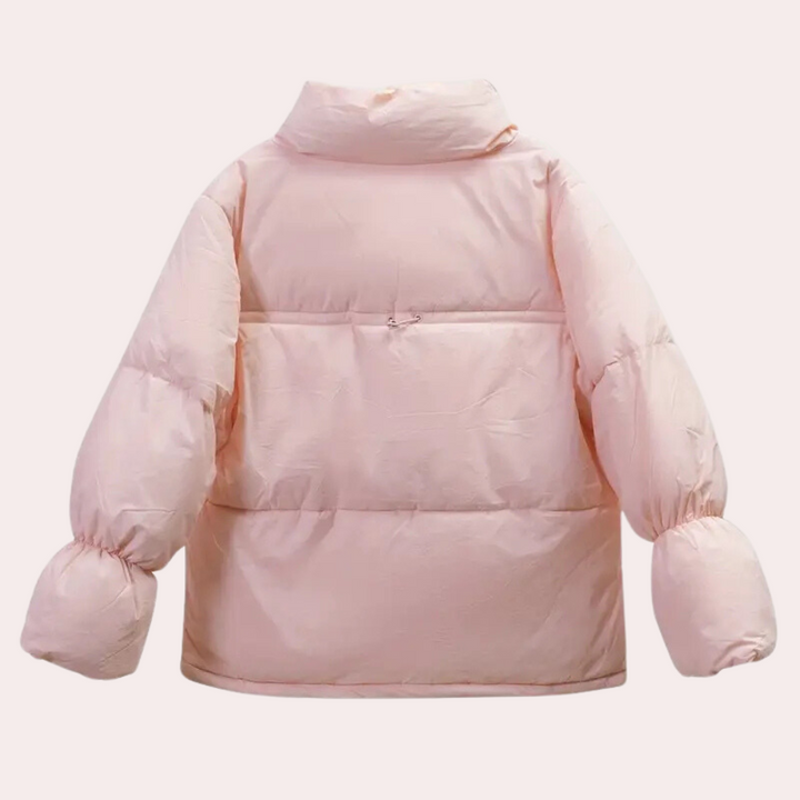 Roze gewatteerde winterjas voor dames, met hoge kraag en lange mouwen. Ideaal voor koude seizoenen. Stijlvol en warm ontwerp.
