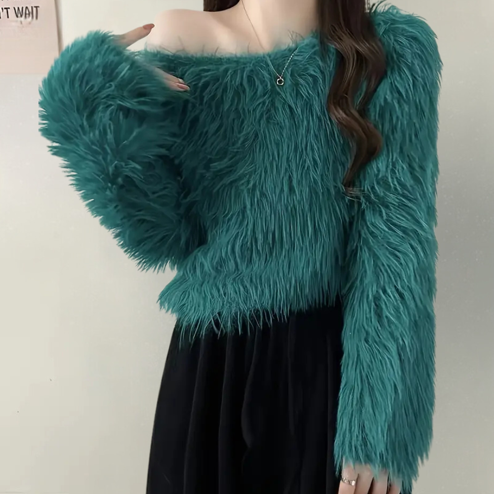 Turquoise off-shoulder faux fur trui, lange mouwen, gedragen door model. Trendy damesmode, winterkleding, stijlvolle outfit, comfortabele stof.