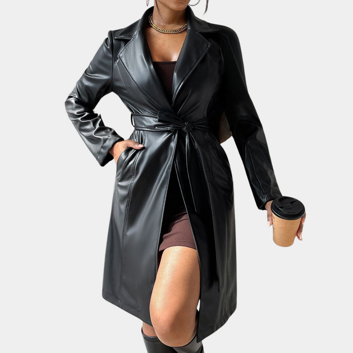 Zwarte leren trenchcoat voor dames, stijlvol en modern, met ceintuur en lange mouwen. Perfect voor herfstmode en trendy outfits.