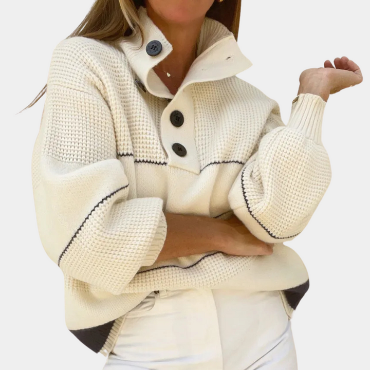 Witte gebreide damestrui met grote knopen en opstaande kraag, modieuze herfstkleding, comfortabele en stijlvolle damesmode.