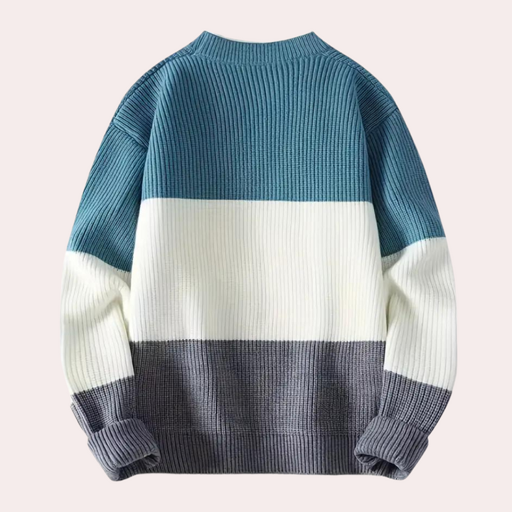 Blauwe, witte en grijze gestreepte trui, gebreid ontwerp, uniseks mode, casual winterkleding, comfortabele en stijlvolle outfit voor koud weer.