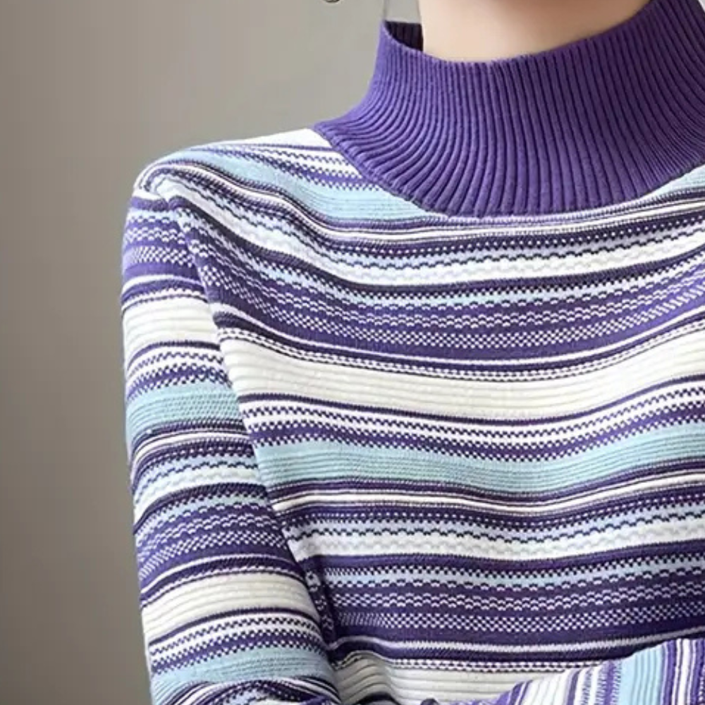 Gestreepte trui met paarse, blauwe en witte horizontale strepen, coltrui stijl. Modieuze dameskleding, wintertrui, comfortabele stof.