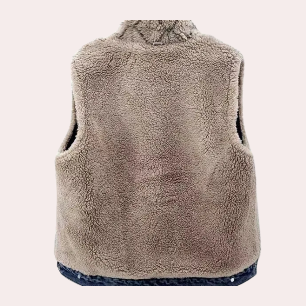Bruine sherpa bodywarmer voor dames, achterkant. Zachte, warme fleece stof, ideaal voor herfst- en wintermode. Comfortabele en stijlvolle kleding.