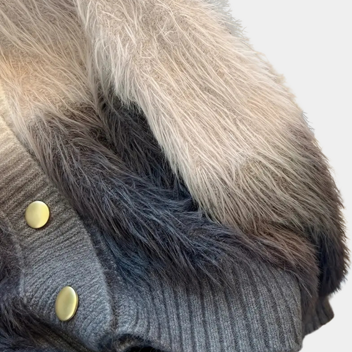Grijze en beige gebreide trui met bontdetails en gouden knopen, stijlvolle wintermode, warme dameskleding, trendy design.