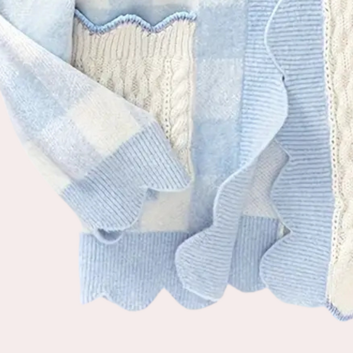 Blauwe en witte gebreide trui met geribbelde randen en kabelpatroon, damesmode, winterkleding, stijlvolle en warme outfit.