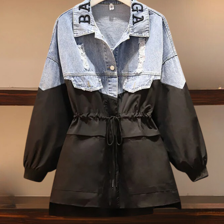 Denim en zwarte jas met trekkoord, lange mouwen en opstaande kraag. Trendy damesmode, casual streetwear, herfst- en winterstijl.