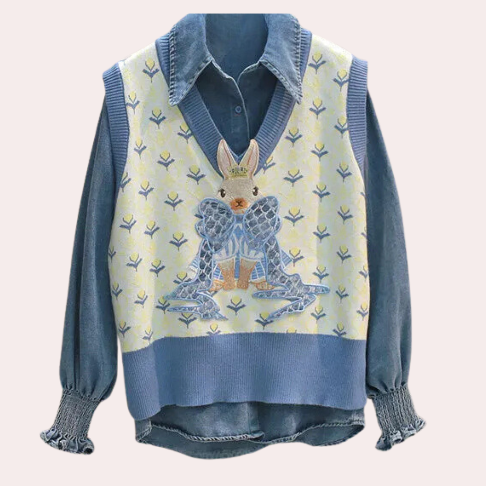 Denim blouse met gebreide spencer, konijnenprint, bloemenpatroon, casual damesmode, trendy kleding, lente outfit, blauwe en gele tinten.