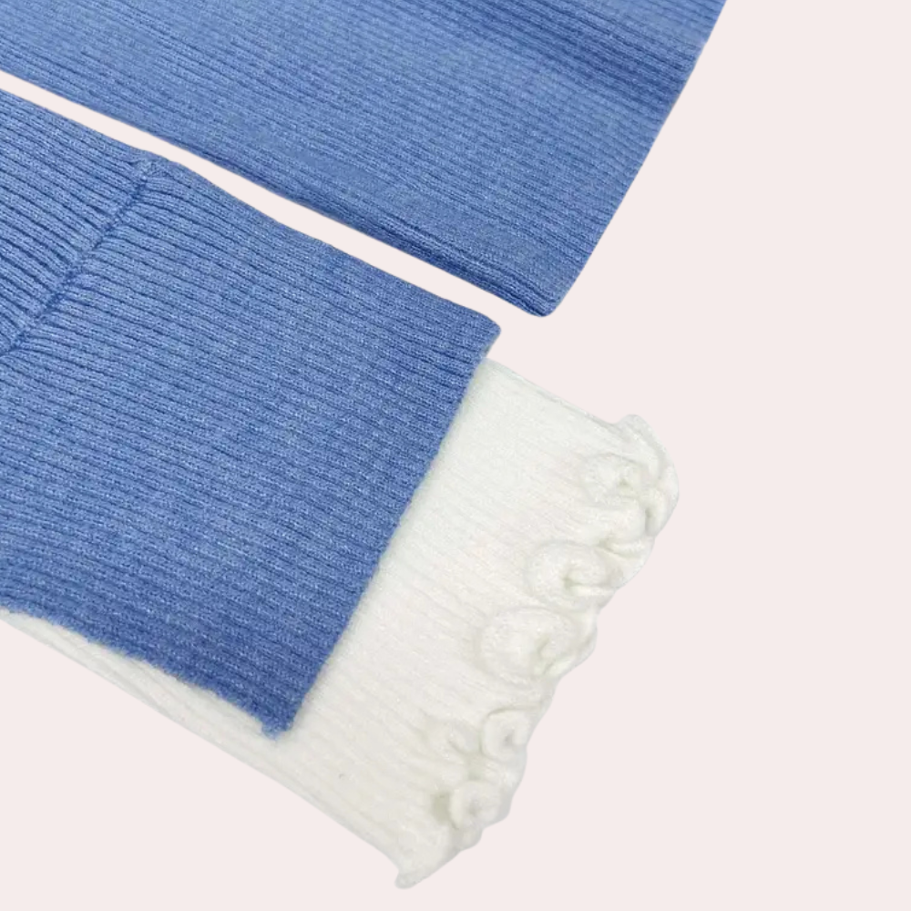 Blauwe en witte gebreide mouw met geribbelde textuur, detail van een trui. Modieuze winterkleding, comfortabele en warme stof.