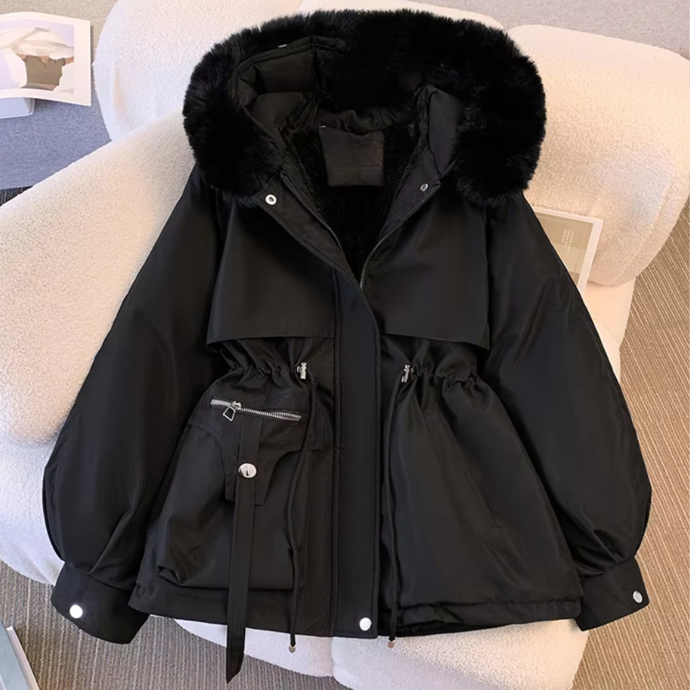 Zwarte winterjas met capuchon en bontkraag, verstelbare taille en ritszakken, perfect voor koude weersomstandigheden en modieuze winteroutfits.