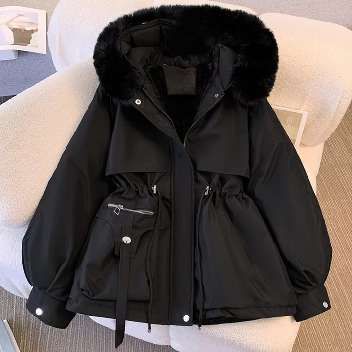 Zwarte winterjas met capuchon en bontkraag, verstelbare taille en ritszakken, perfect voor koude weersomstandigheden en modieuze winteroutfits.