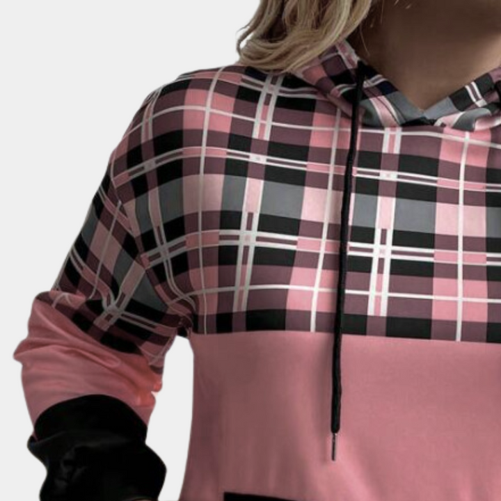 Roze geruite hoodie met capuchon, zwart-witte ruitjes, lange mouwen. Modieuze dameskleding, casual streetwear, comfortabele pasvorm.