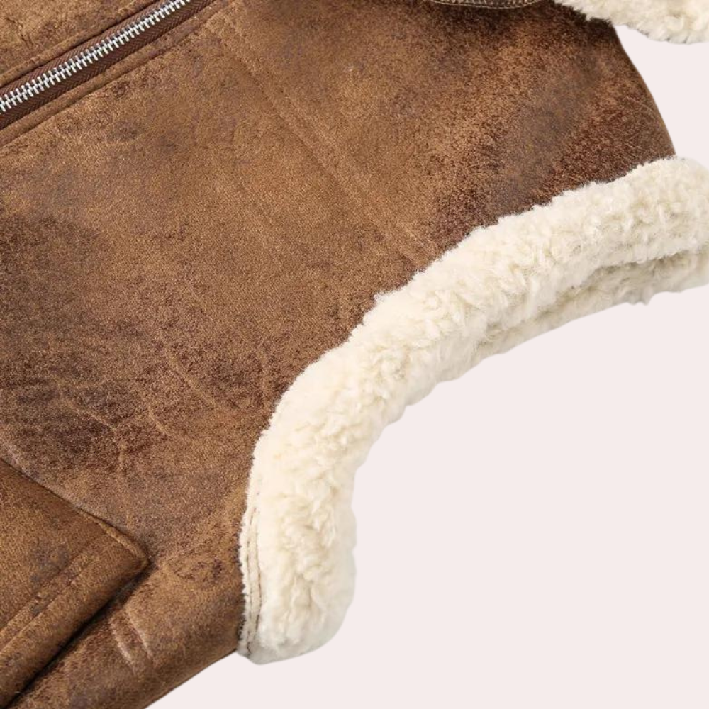 Bruine leren jas met witte schapenvacht kraag en rits, vintage stijl. Perfect voor wintermode en warme kleding. Luxe en comfort gecombineerd.