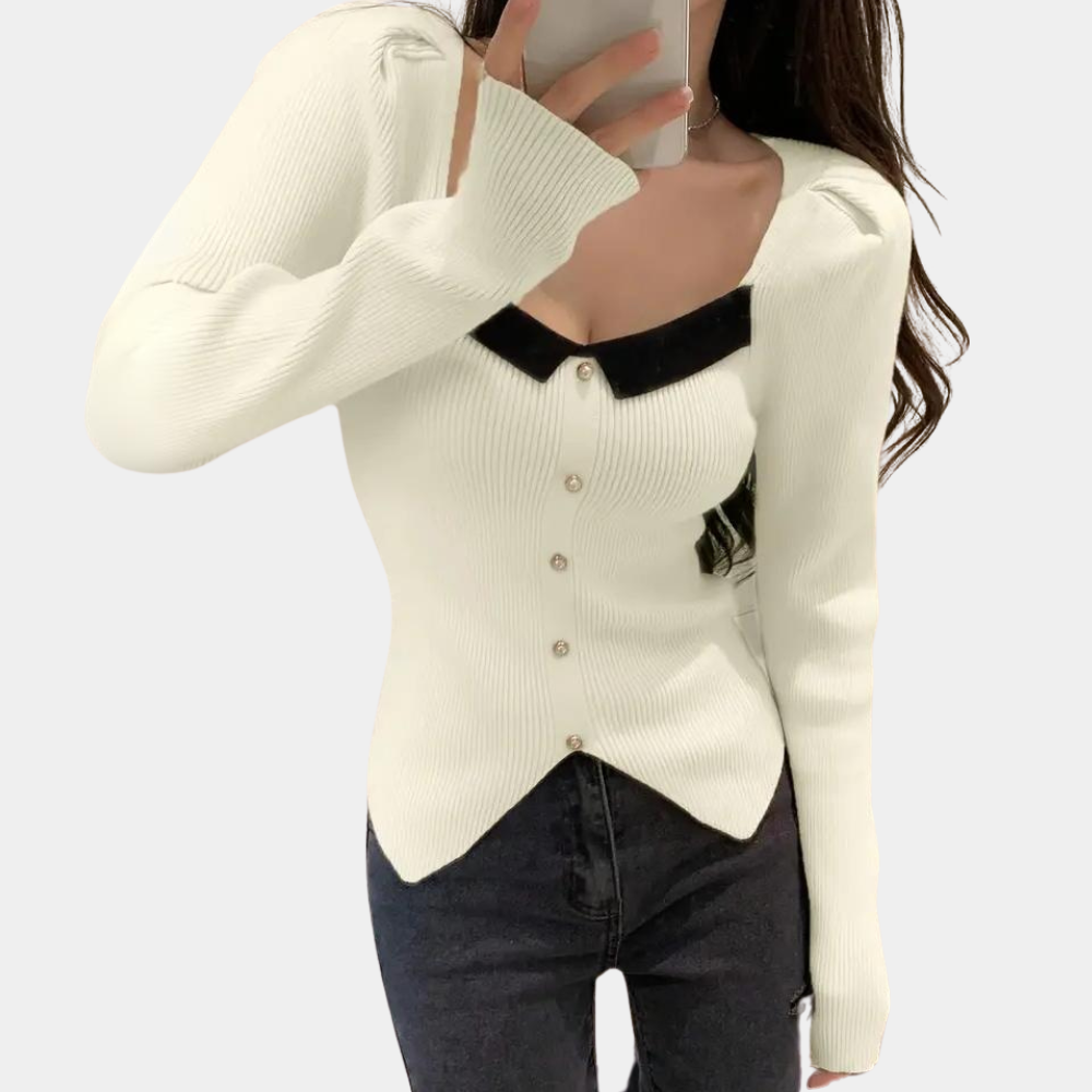 Vrouw in witte ribgebreide cardigan met zwarte kraag en knoopsluiting, modieuze dameskleding, casual stijl, herfstmode.