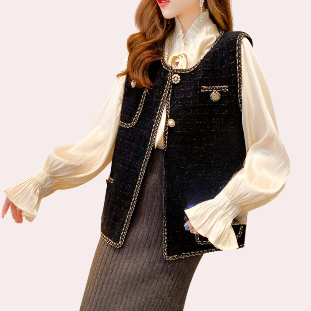 Vrouw in elegante outfit met zwarte tweed gilet, witte blouse met ruches en grijze rok. Modieuze dameskleding, herfstmode, chique stijl.