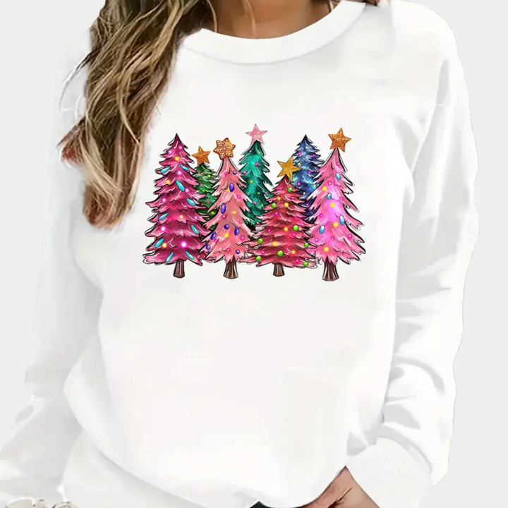 Witte trui met kleurrijke kerstbomenprint, versierd met sterren en lichtjes. Perfect voor feestdagen, kerstmode, dameskleding.