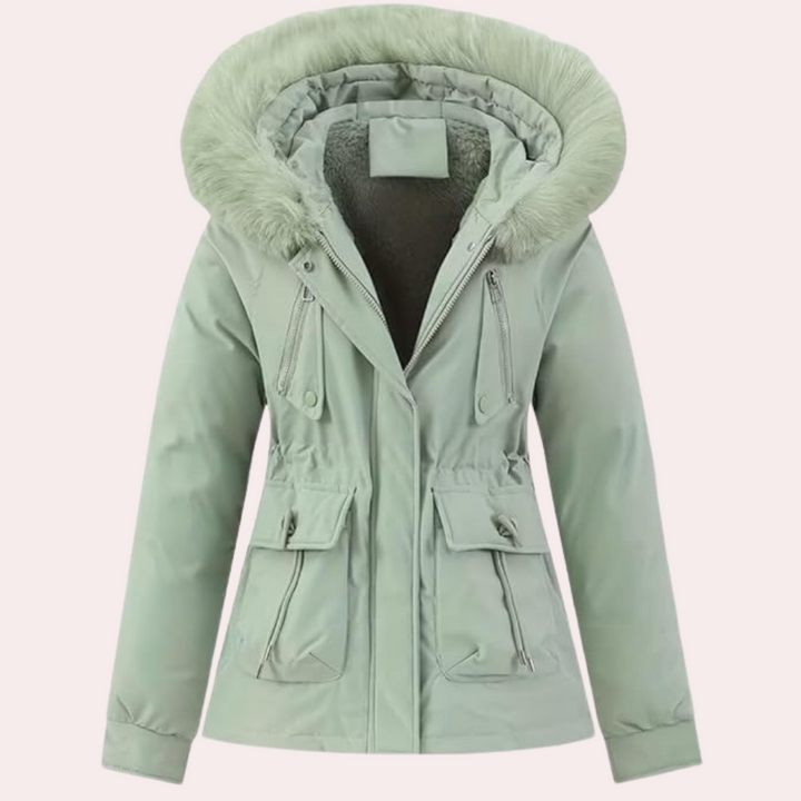 Mintgroene damesparka met capuchon, imitatiebontkraag en meerdere zakken. Winterjas, waterafstotend, modieus en warm. Perfect voor koude dagen.