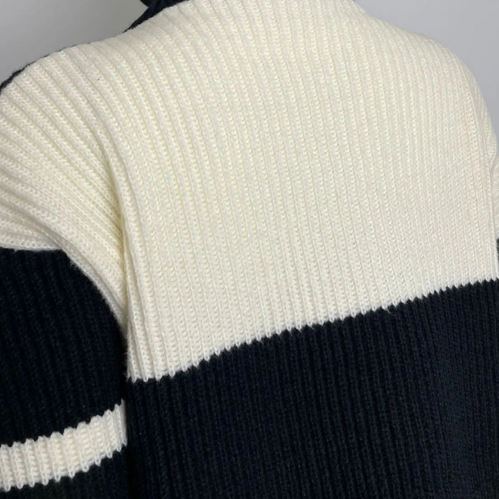 Zwart-witte gebreide trui met horizontale strepen, ribbelpatroon en hoge kraag. Modieuze herentrui, winterkleding, warme gebreide stof.