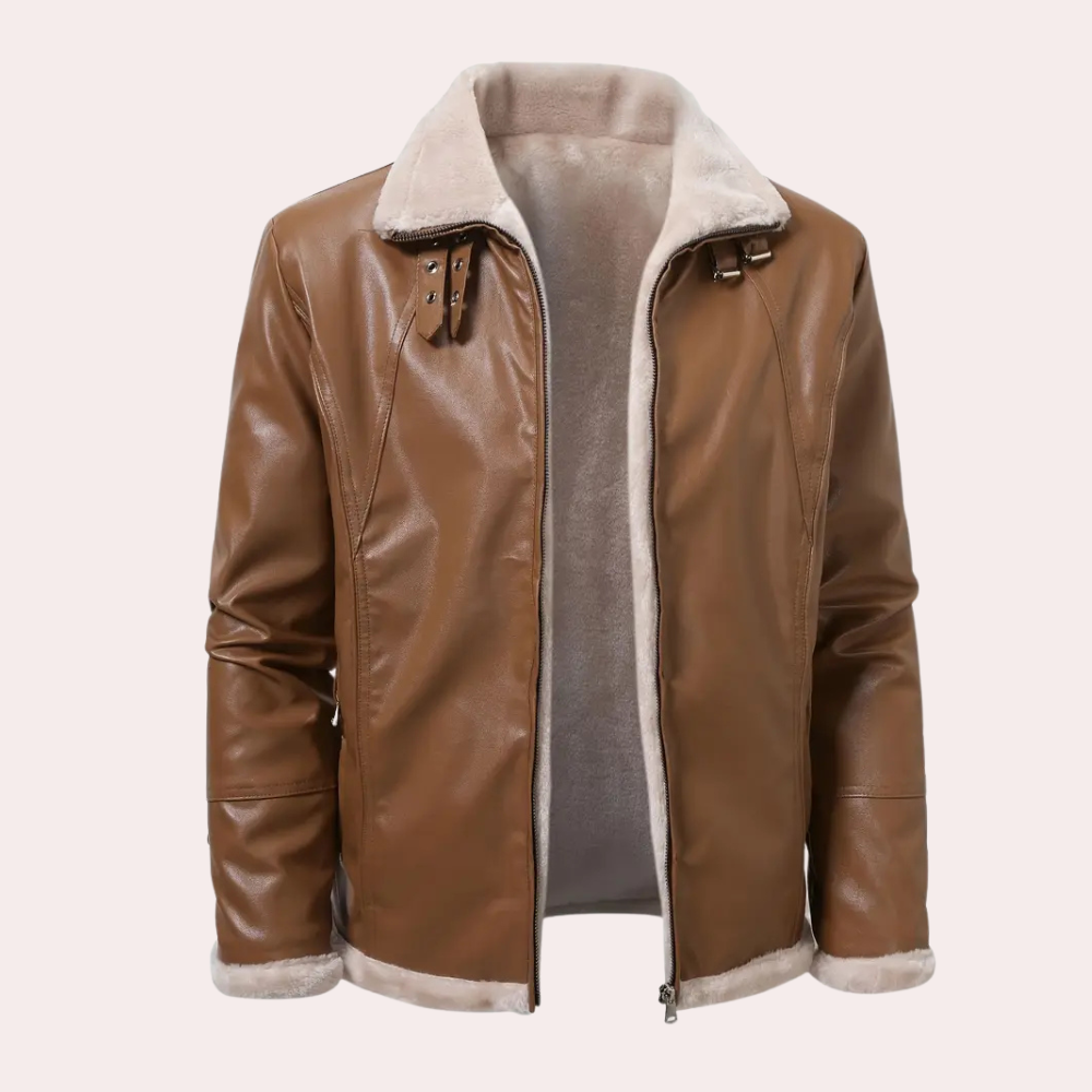 Bruine leren jas met bontkraag, open rits, en gevoerde binnenkant. Stijlvolle winterjas voor heren, perfect voor koude dagen.