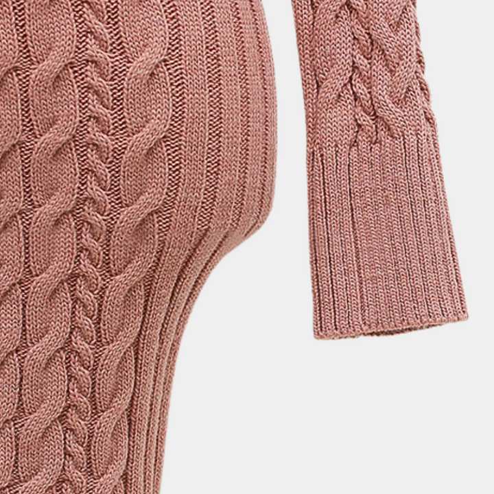 Roze gebreide trui met kabelpatroon, lange mouwen, modieuze dameskleding, herfst- en wintermode, comfortabele en stijlvolle outfit.