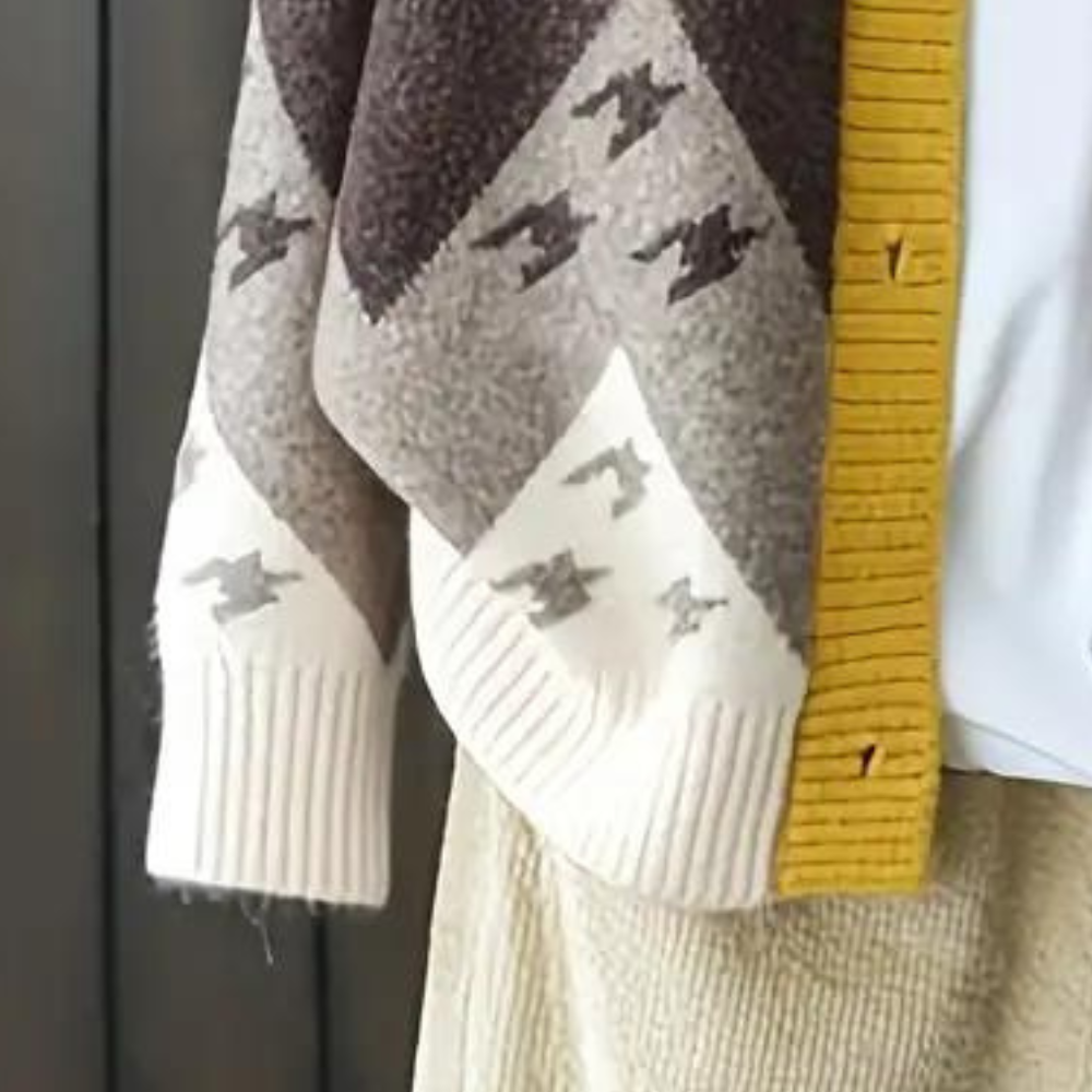 Bruine en crèmekleurige gebreide trui met geometrisch patroon en knopen, modieuze herfstkleding, comfortabele damesmode, warme textuur.