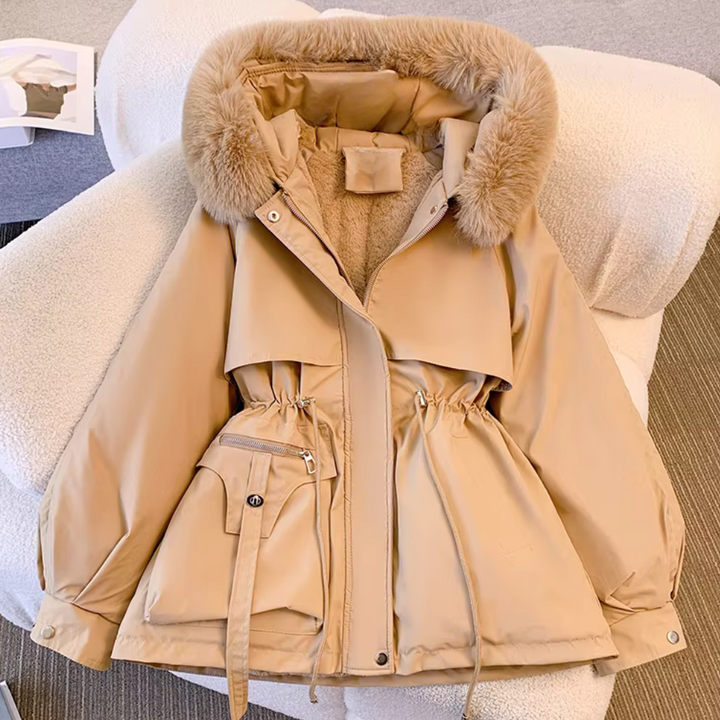 Beige winterjas met capuchon en nepbontkraag, verstelbare taille en zakken, perfect voor koude seizoenen. Stijlvolle damesmode, warme jas.
