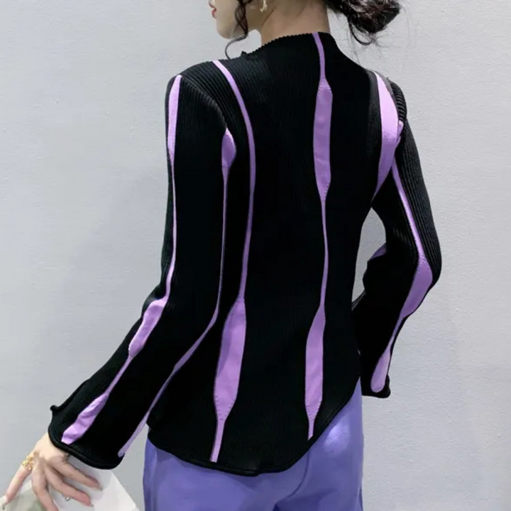 Zwarte geribbelde trui met paarse strepen, lange mouwen en getailleerd ontwerp. Modieuze dameskleding, trendy herfstmode, stijlvolle outfit.