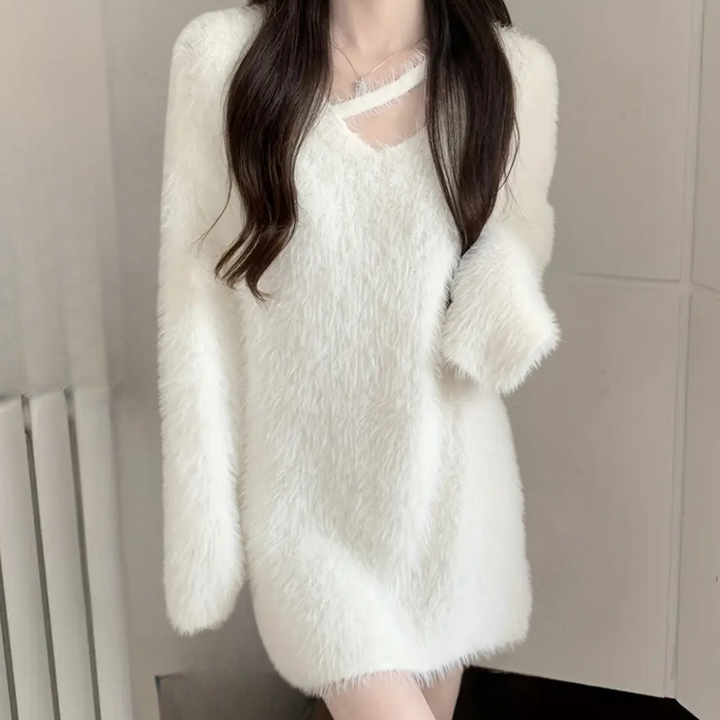 Vrouw in witte, pluizige trui met V-hals en lange mouwen, modieuze winterkleding, comfortabele damesmode, trendy outfit voor koud weer.