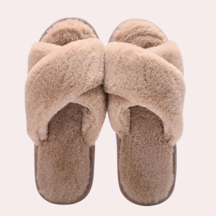 Pluche beige pantoffels met gekruiste bandjes, comfortabele dames slippers, warme wintermode, huispantoffels voor binnengebruik.