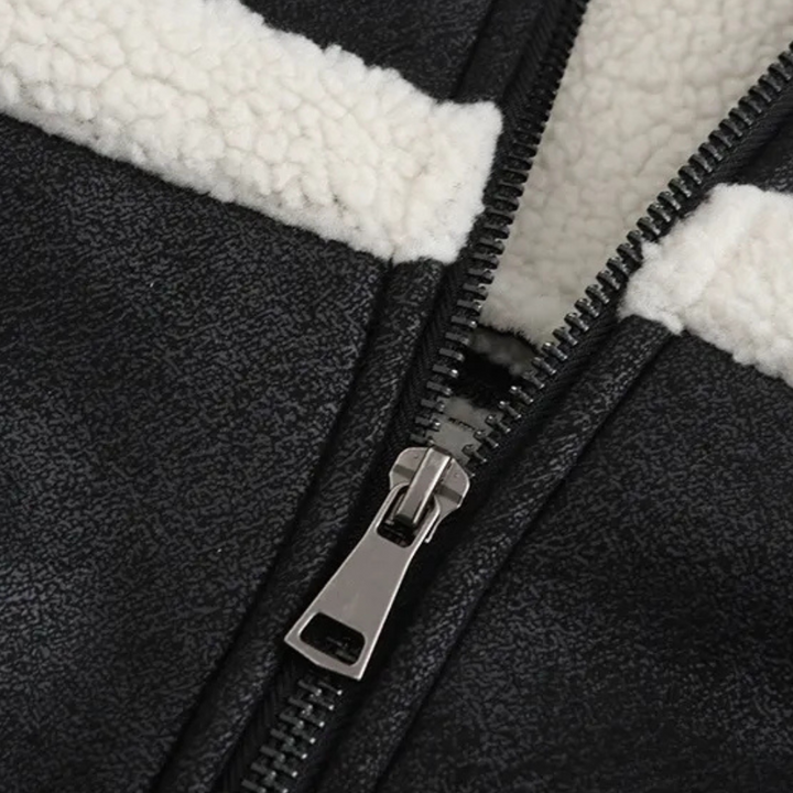 Zwarte leren jas met witte schapenvacht voering en ritssluiting, stijlvolle winterkleding, warme en modieuze jas voor heren en dames.