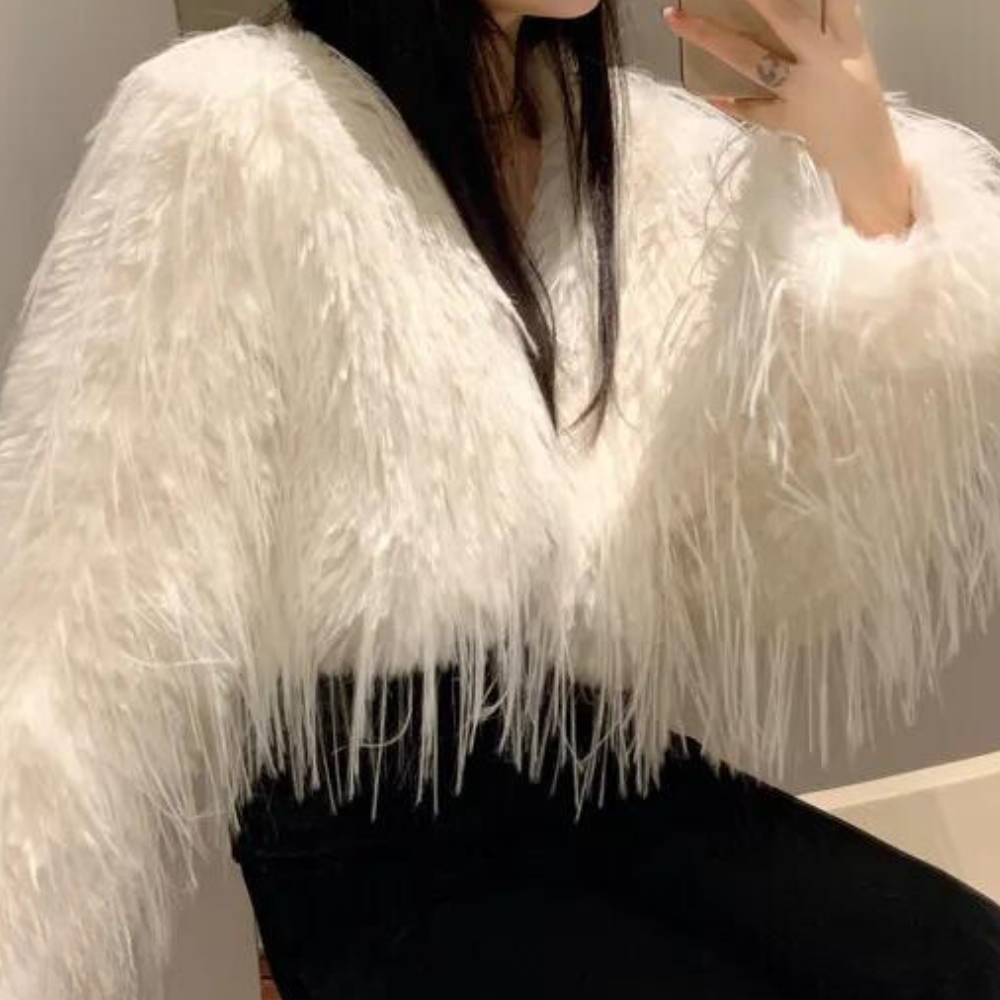 Witte pluizige jas damesmode, trendy winterkleding, stijlvolle outfit, zachte textuur, modieuze jas, casual chique look, warme bovenkleding.