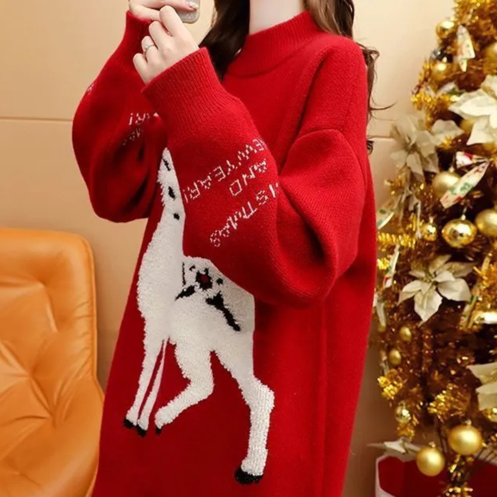 Rode kersttrui met alpaca-patroon, gedragen door persoon, naast versierde kerstboom. Perfect voor feestdagen, wintermode, warme kleding.