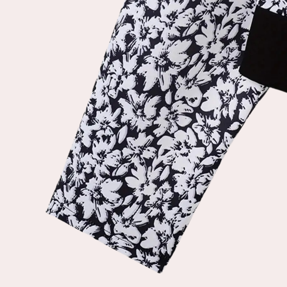 Zwart-witte bloemenprint op lange mouw van damesblouse, modieuze kleding, stijlvolle bloes, trendy damesmode, elegante outfit.
