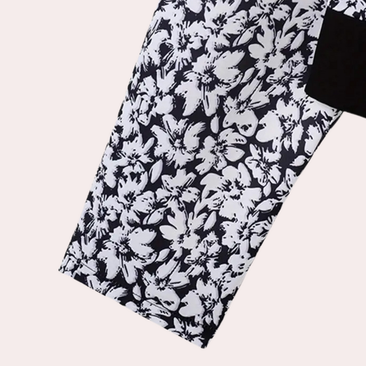 Zwart-witte bloemenprint op lange mouw van damesblouse, modieuze kleding, stijlvolle bloes, trendy damesmode, elegante outfit.