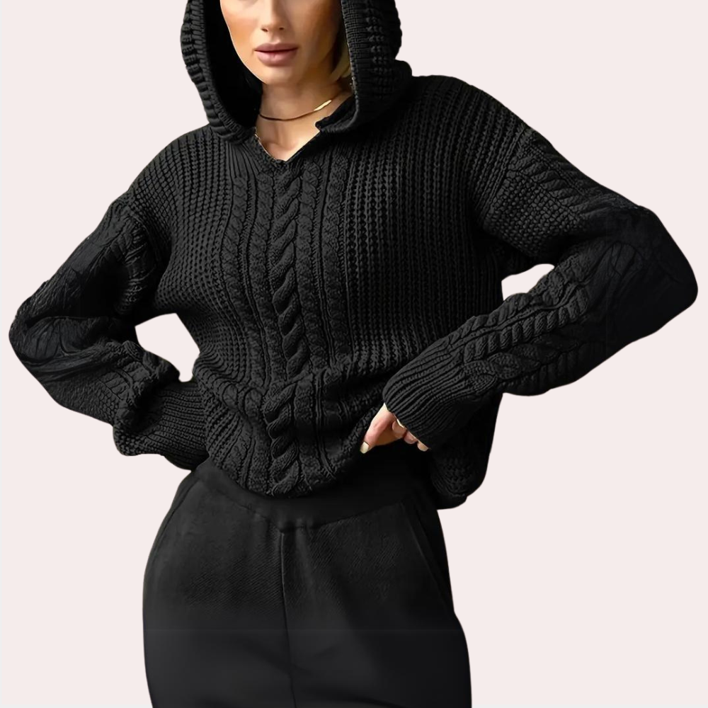 Zwarte gebreide hoodie voor dames, met kabelpatroon en capuchon. Stijlvolle en warme trui, perfect voor casual herfst- en winteroutfits.
