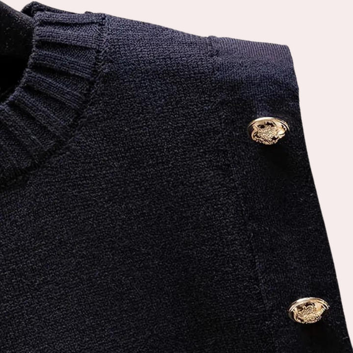 Donkerblauwe trui met gouden knopen, geribbelde ronde hals. Luxe damesmode, stijlvolle herfst- en winterkleding, elegant design.