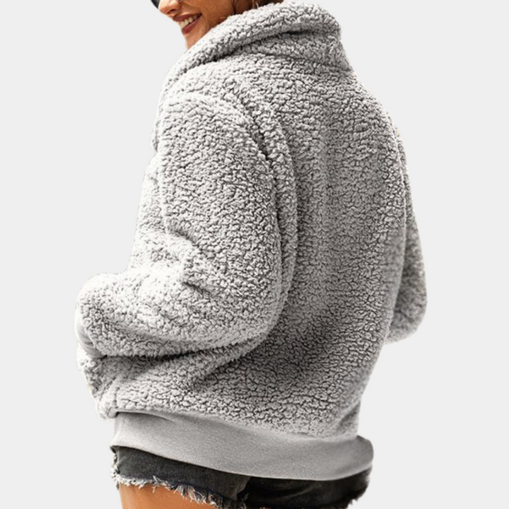 Grijze sherpa fleece jas voor dames, warm en comfortabel, ideaal voor herfst en winter. Modieuze casual stijl met zachte textuur.
