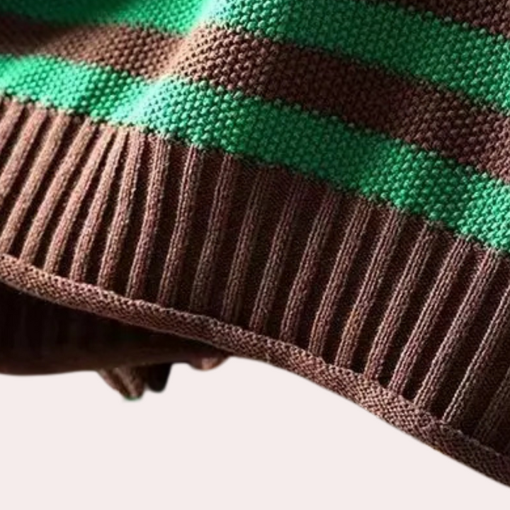 Gestreepte trui in groen en bruin, gebreid patroon, close-up van de zoom. Modieuze herenkleding, comfortabele wintertrui, casual stijl.