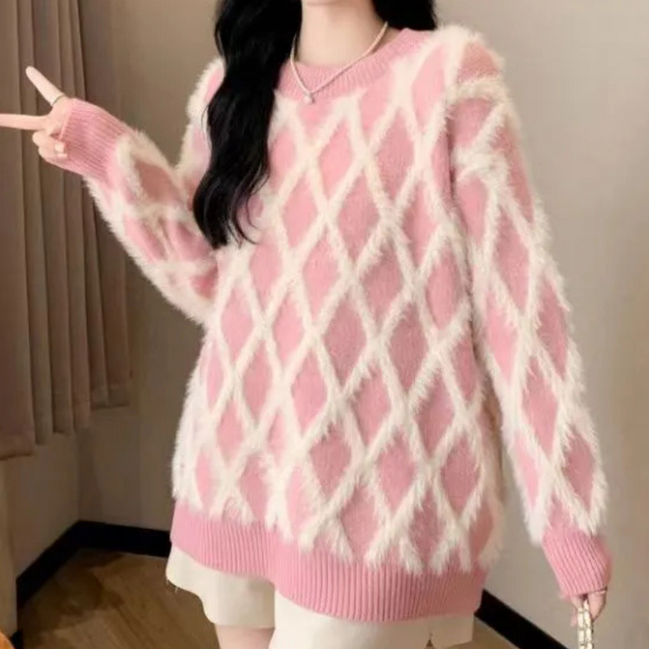 Roze gebreide trui met witte ruitpatroon, lange mouwen en ronde hals, gedragen door vrouw. Modieuze dameskleding, herfst- en winterstijl.