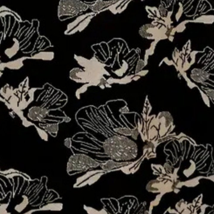 Zwart-witte bloemenprint op stof, met gedetailleerde bloemmotieven. Ideaal voor modeontwerp, interieurdecoratie en textielkunst.