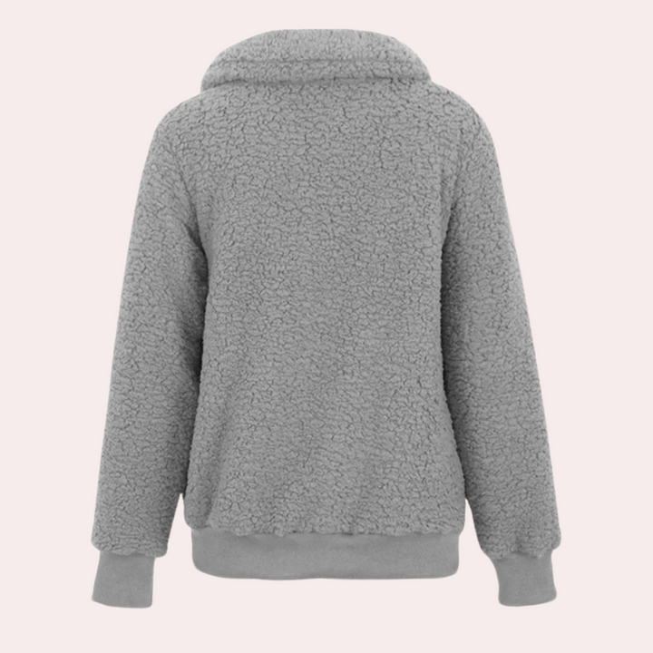 Grijze fleece trui met capuchon, achterkant. Zachte, warme stof, ideaal voor wintermode. Comfortabele pasvorm, trendy en functioneel design.