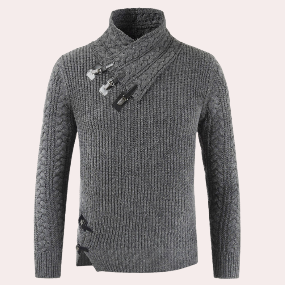 Grijze gebreide trui met asymmetrische kraag en decoratieve gespen, herenmode, winterkleding, warme wollen trui, stijlvolle herentrui.