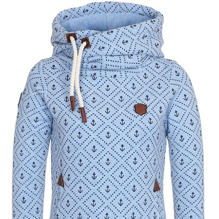 Blauwe dameshoodie met ankerpatroon, hoge kraag en witte trekkoorden. Stijlvolle en comfortabele sweater voor casual en nautische mode.